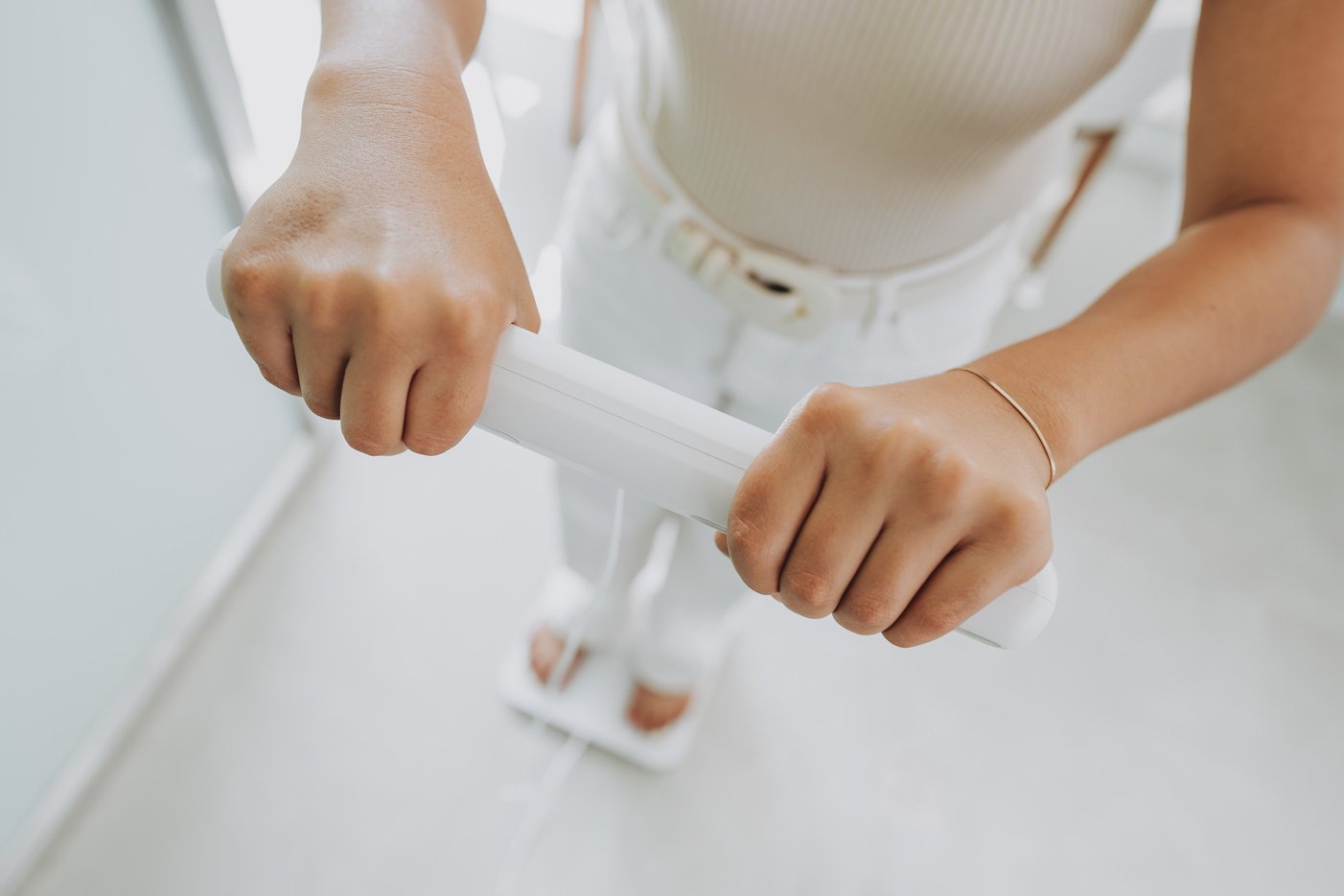 Woman using bioimpedance body scale bioimpedancia